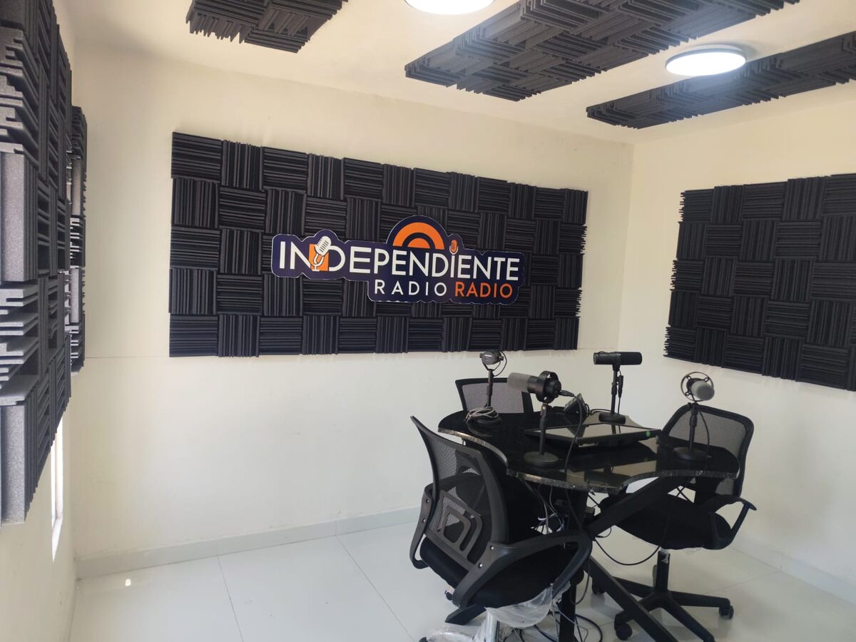 Cabina de Independiente Radio en Tlanalapa, Hidalgo