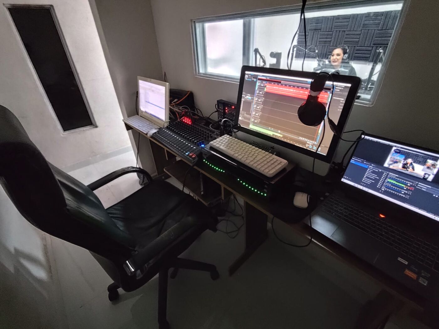 Sala de control de Independiente Radio