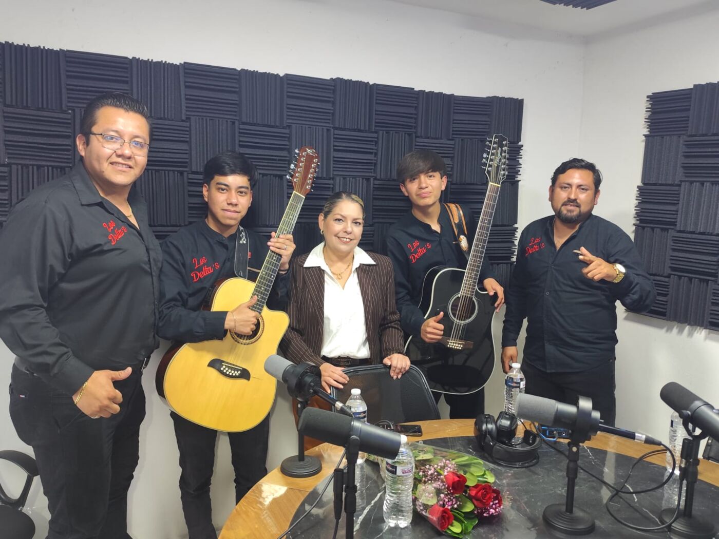 Participantes e invitados en la cabina de Independiente Radio